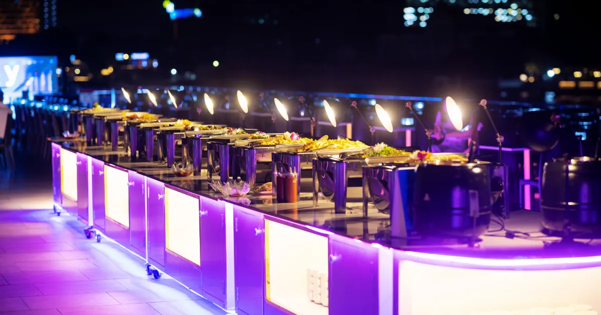 โซนที่ตั้งอาหารชั้นดาดฟ้าของเรือดินเนอร์เจ้าพระยาเดอะ ลักซ์ชัวรี่ ไวท์